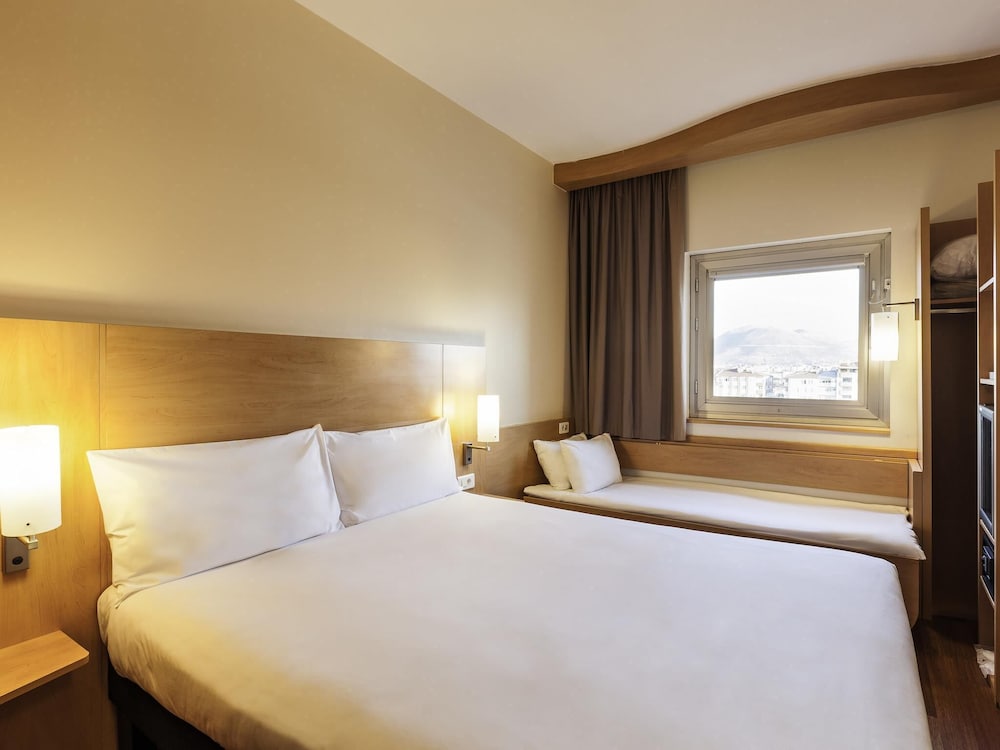Habitación doble (with extra bed) del hotel Ibis Luton Airport. Foto 9