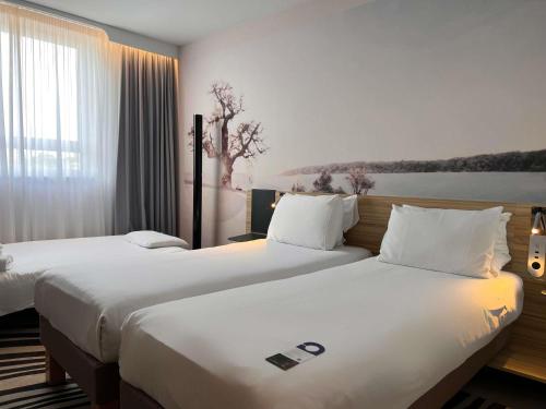 Habitación Doble Superior con 2 camas individuales y sofá cama del hotel Novotel York Centre. Foto 3