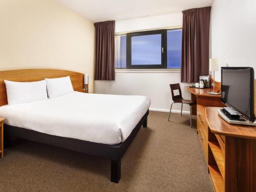Habitación Familiar con 1 cama doble y 1 sofá cama del hotel Ibis Northampton Centre. Foto 3
