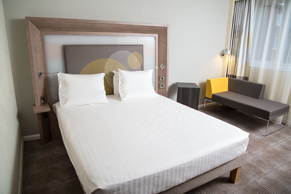 Habitación Superior Premium con cama Queen y sofá cama convertible del hotel Novotel Nottingham Derby. Foto 1