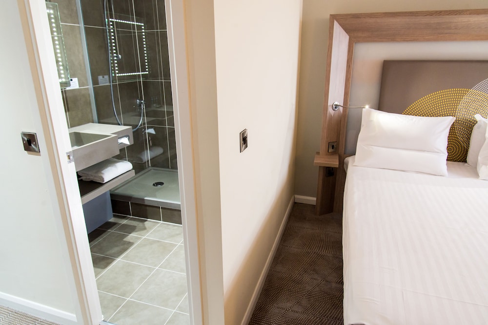 Habitación Superior Premium con cama Queen y sofá cama convertible del hotel Novotel Nottingham Derby. Foto 6