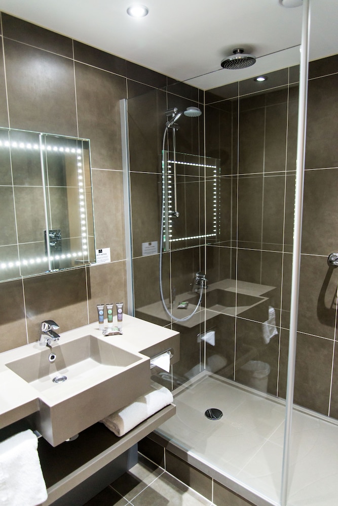 Habitación Superior Premium con cama Queen y sofá cama convertible del hotel Novotel Nottingham Derby. Foto 8