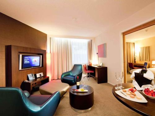 Suite con cama extragrande del hotel Novotel Sheffield Centre. Foto 2