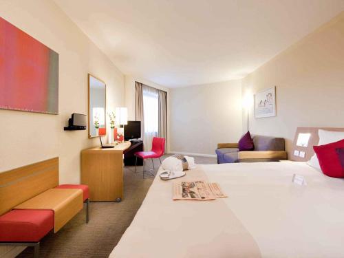 Habitación Doble Executive con sofá cama del hotel Novotel Sheffield Centre. Foto 2