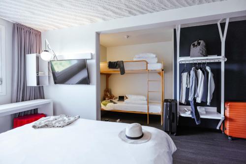 Habitación Estándar con 1 cama doble y 2 camas individuales del hotel Ibis Luxembourg Aéroport. Foto 5
