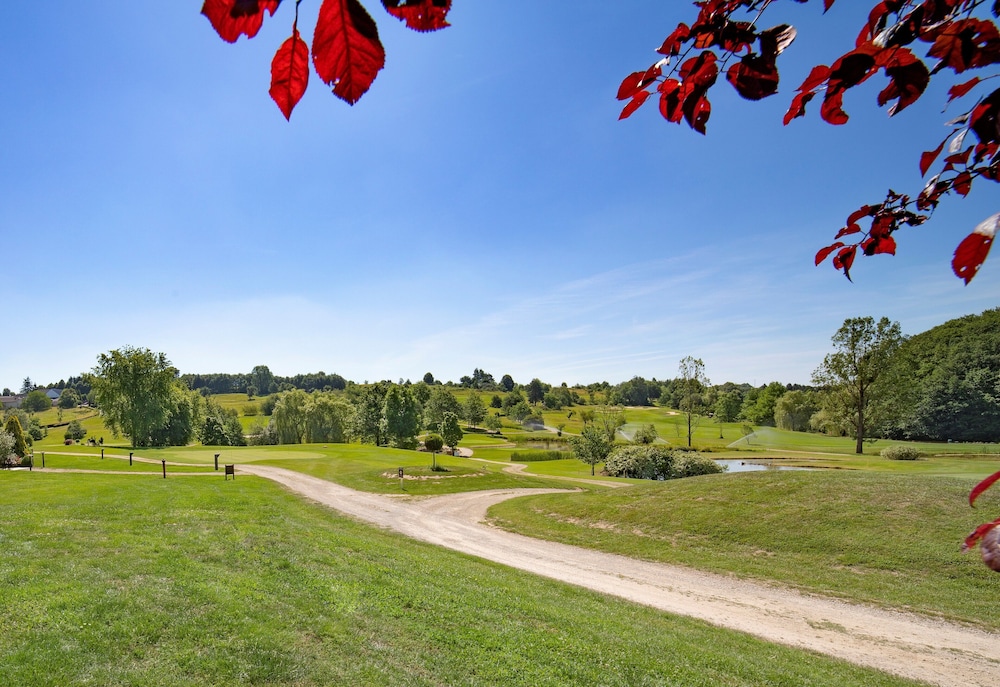 Suite Superior con 1 cama doble, acceso ilimitado a Spa y Bienestar del hotel Mercure Luxembourg Kikuoka Golf and Spa. Foto 3