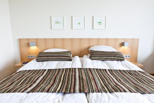 Habitación con cama grande del hotel Reykjavik Natura - Berjaya Iceland Hotels. Foto 1