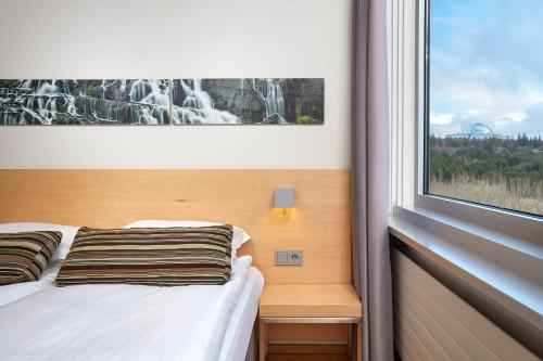 Habitación con cama grande del hotel Reykjavik Natura - Berjaya Iceland Hotels. Foto 4
