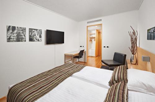 Habitación con cama grande del hotel Reykjavik Natura - Berjaya Iceland Hotels. Foto 5