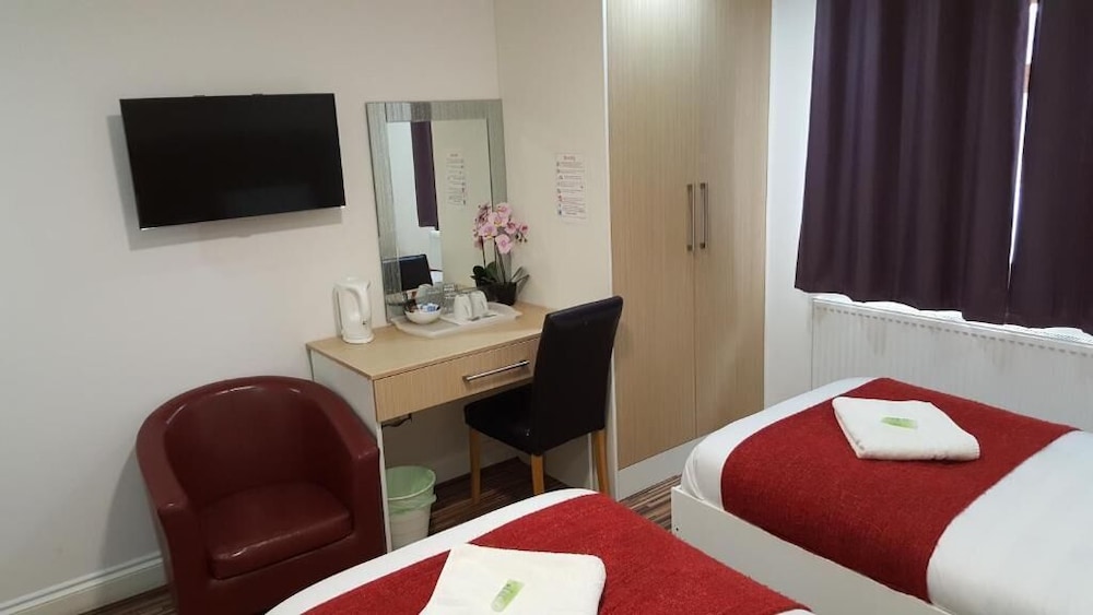 Habitación básica con 1 cama doble o 2 individuales, baño privado del hotel Heathrow Travellers Hub. Foto 1