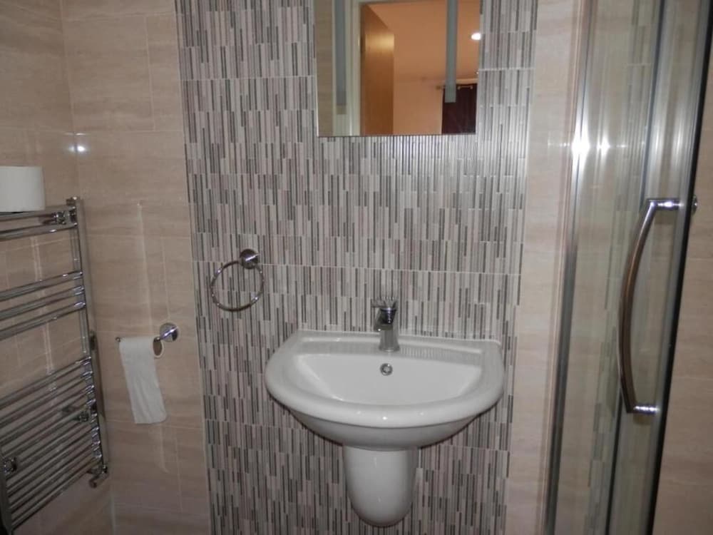 Habitación básica con 1 cama doble o 2 individuales, baño privado del hotel Heathrow Travellers Hub. Foto 4