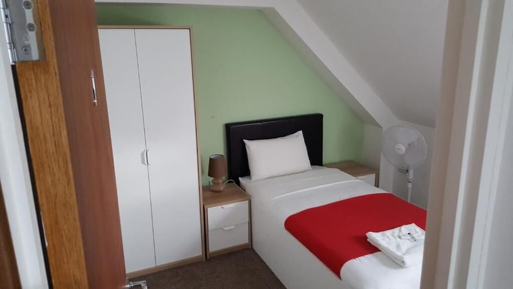 Habitación individual estándar, baño privado del hotel Heathrow Travellers Hub. Foto 1