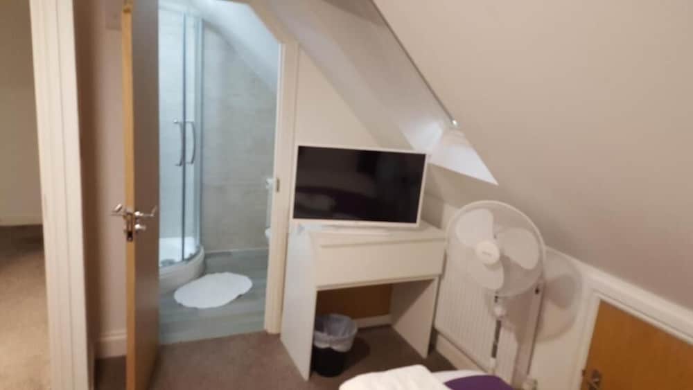 Habitación individual estándar, baño privado del hotel Heathrow Travellers Hub. Foto 2