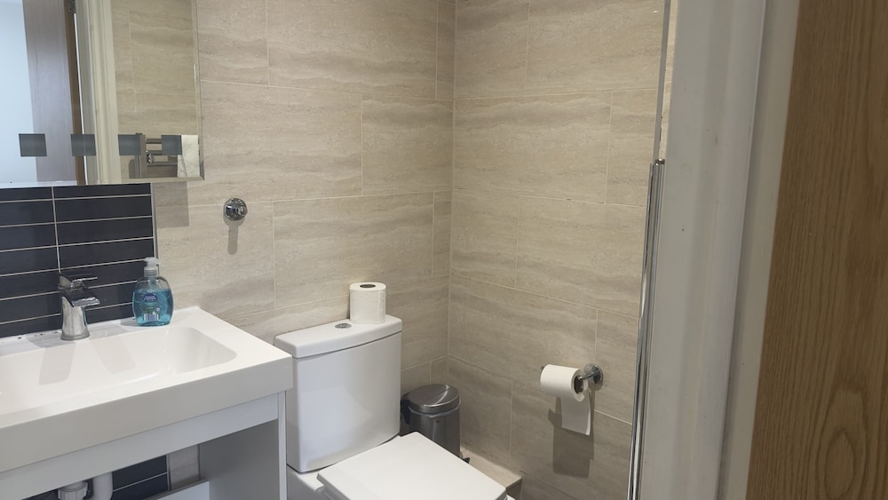 Habitación triple Deluxe, baño privado del hotel Heathrow Travellers Hub. Foto 2