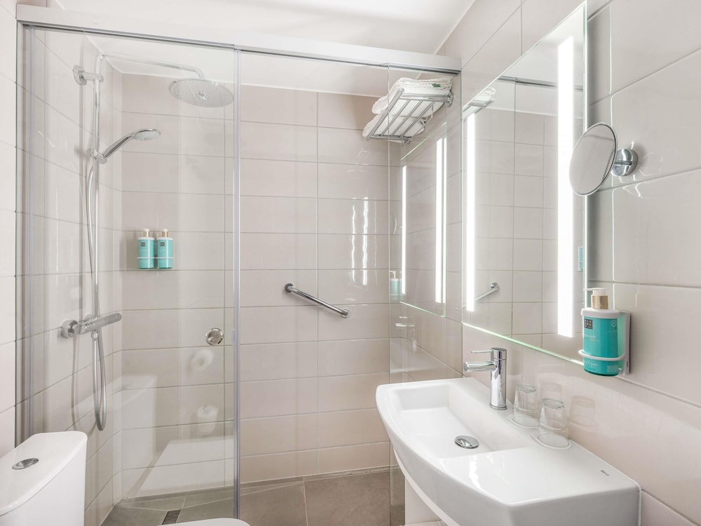Habitación superior con 2 camas individuales del hotel Novotel Szeged. Foto 5