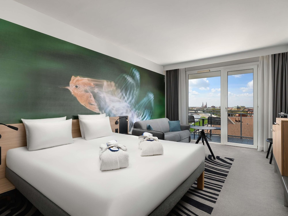 Habitación Executive con 1 cama doble y sofá del hotel Novotel Szeged