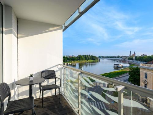Suite superior con 1 cama doble del hotel Novotel Szeged. Foto 1