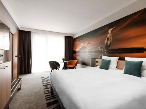 Suite superior con 1 cama doble del hotel Novotel Szeged. Foto 2