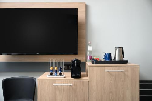 Suite superior con 1 cama doble del hotel Novotel Szeged. Foto 8