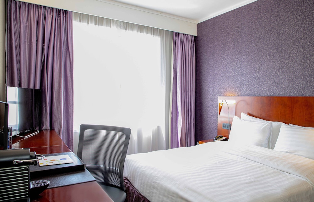 Habitación Premier, 1 cama de matrimonio (Executive) del hotel Novotel Century Hong Kong. Foto 1