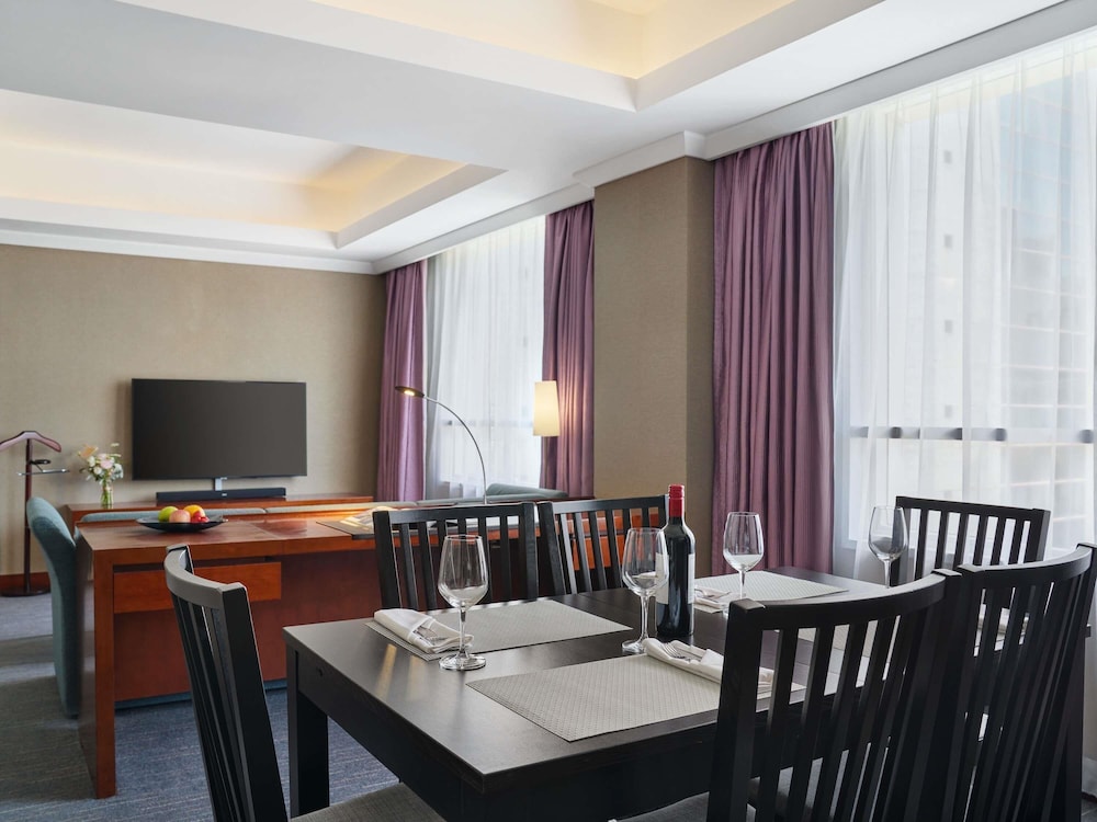 Junior Suite, 1 Queen Bed del hotel Novotel Century Hong Kong. Foto 14