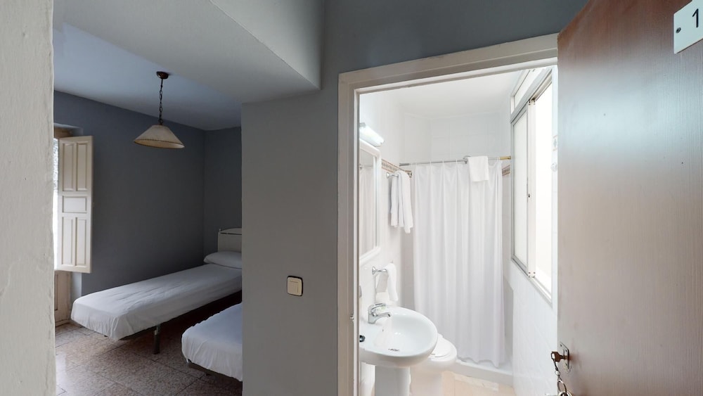 Habitación básica con 2 camas individuales, baño privado del hotel Pension Gala. Foto 1