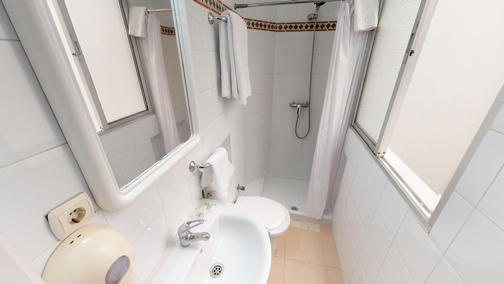 Habitación básica con 2 camas individuales, baño privado del hotel Pension Gala. Foto 5