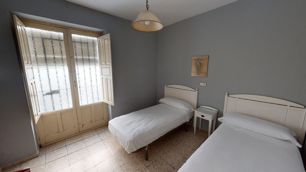 Habitación básica con 2 camas individuales, baño privado del hotel Pension Gala. Foto 2