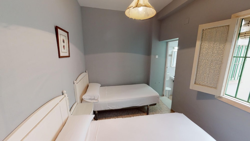 Habitación básica con 2 camas individuales, baño privado del hotel Pension Gala. Foto 4