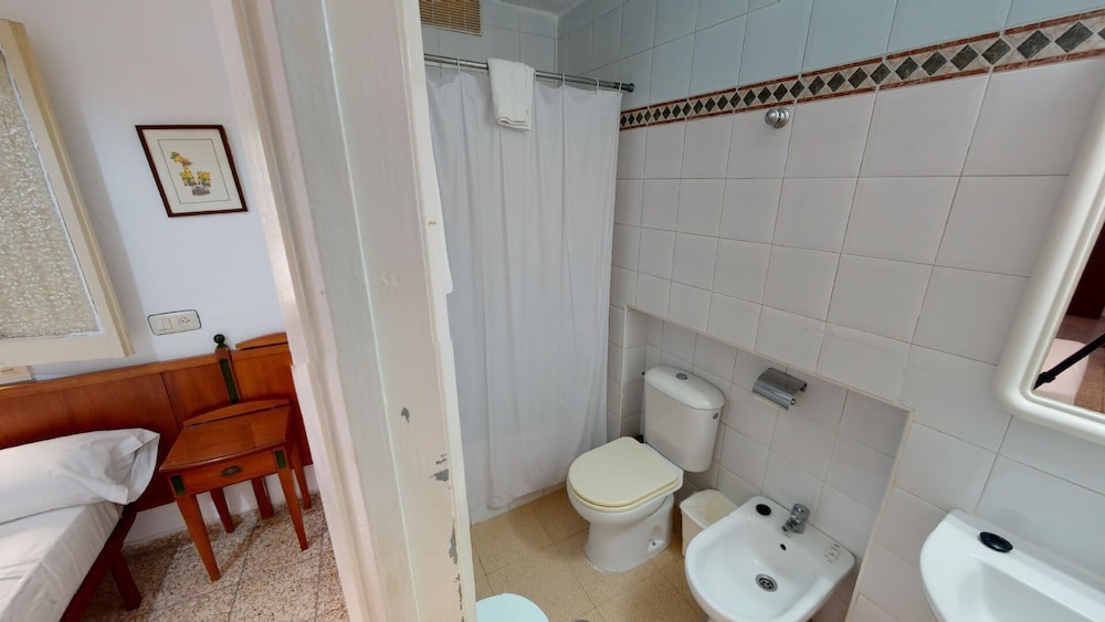 Habitación básica doble, baño privado del hotel Pension Gala. Foto 3