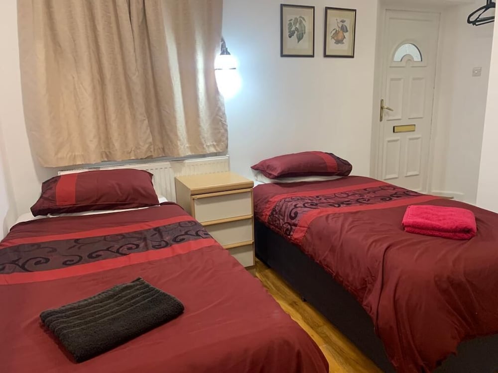 Habitación con 2 camas individuales del hotel Dharma Lodge