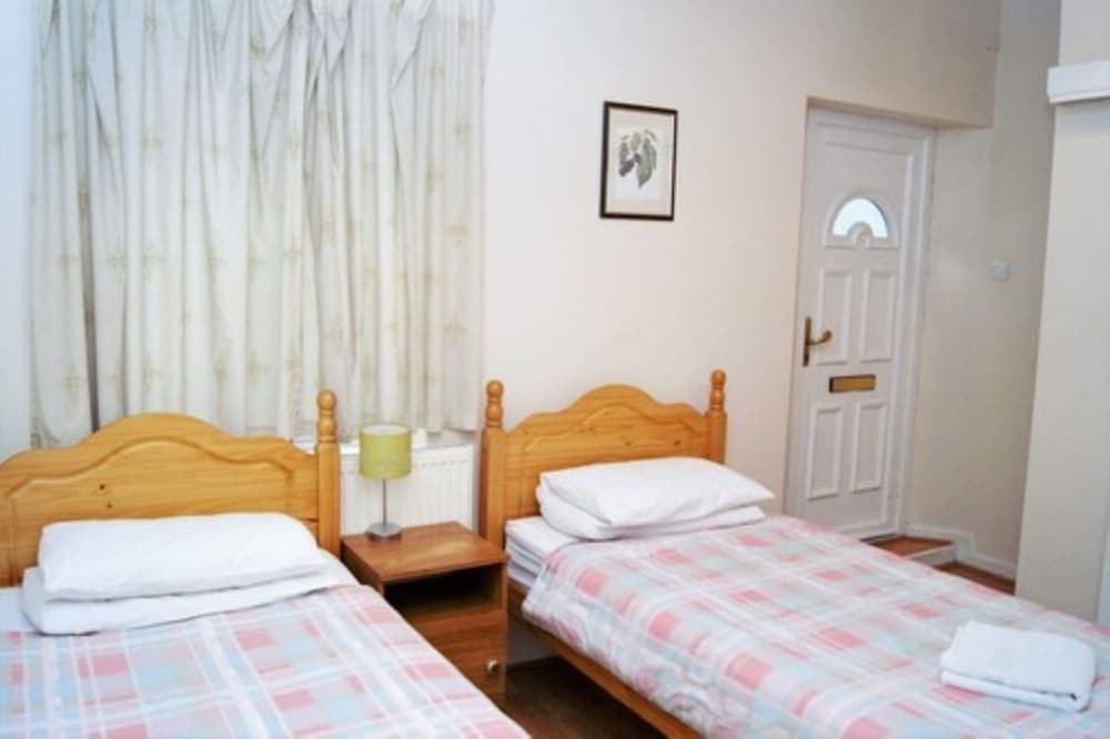 Habitación con 2 camas individuales del hotel Dharma Lodge. Foto 2