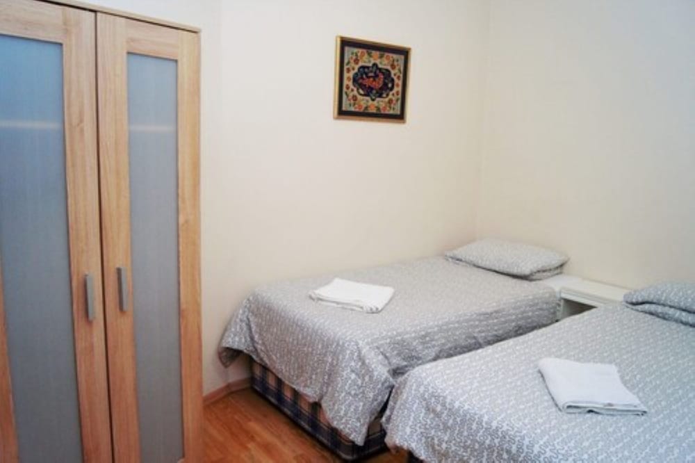 Habitación con 2 camas individuales, baño compartido del hotel Dharma Lodge. Foto 2