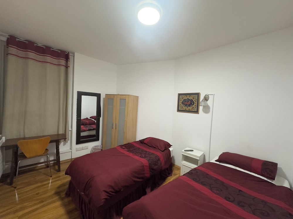 Habitación con 2 camas individuales, baño compartido del hotel Dharma Lodge. Foto 4