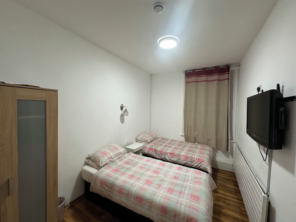 Habitación con 2 camas individuales, baño compartido del hotel Dharma Lodge. Foto 5