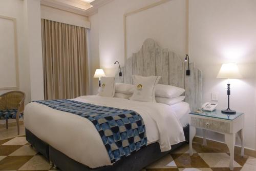 Habitación Premium con cama extragrande del hotel Hotel Caribe by Faranda Grand, a member of Radisson Individuals. Foto 1