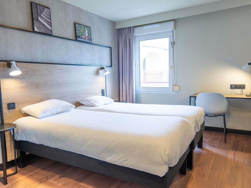 Habitación estándar (2 camas individuales y una cama infantil) del hotel Ibis Agen Centre
