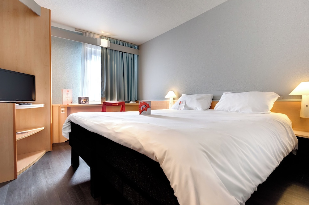 Habitación estándar (2 camas individuales y una cama infantil) del hotel Ibis Agen Centre. Foto 1