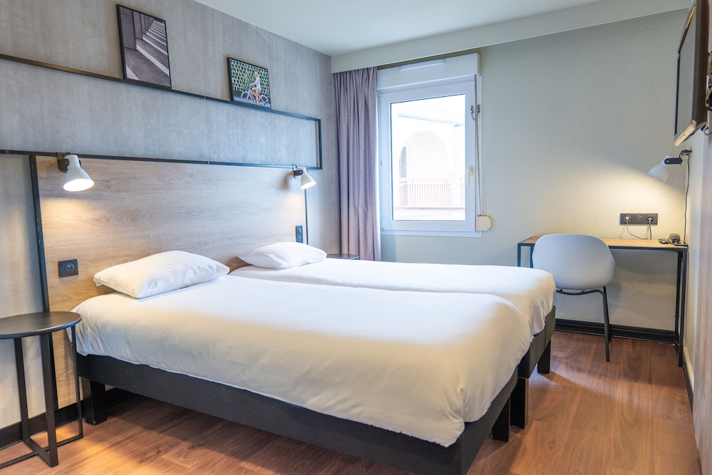 Habitación estándar (2 camas individuales y una cama infantil) del hotel Ibis Agen Centre. Foto 3