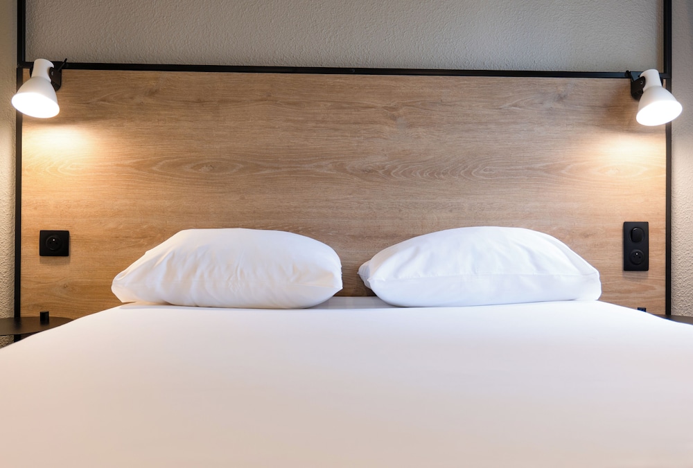 Habitación estándar (2 camas individuales y una cama infantil) del hotel Ibis Agen Centre. Foto 5