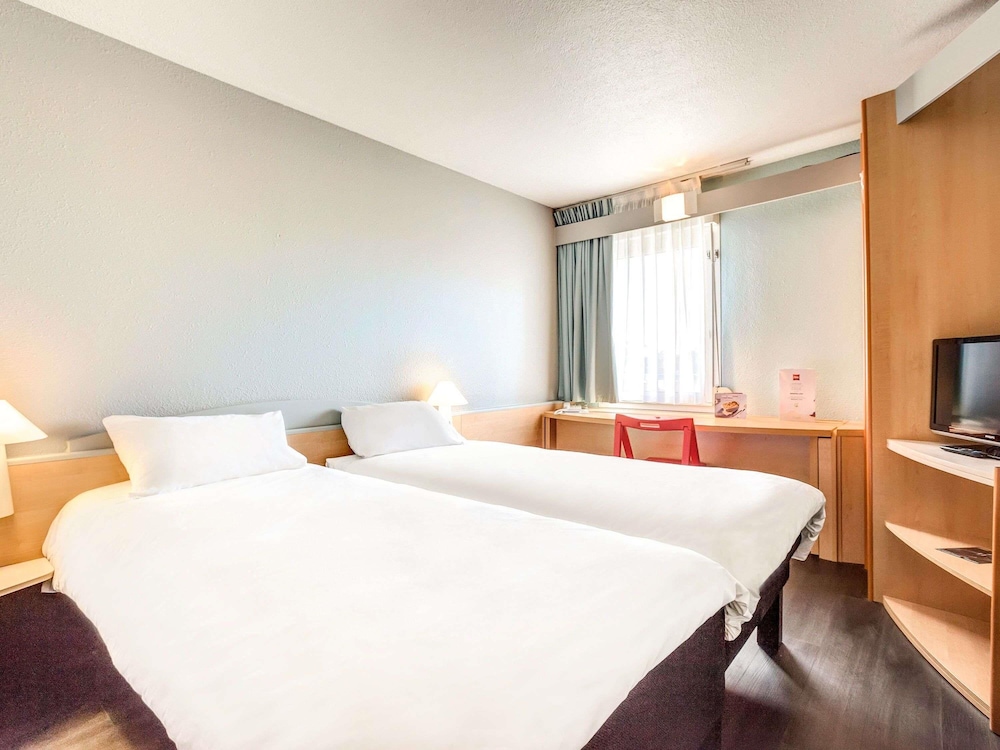 Habitación estándar (2 camas individuales y una cama infantil) del hotel Ibis Agen Centre. Foto 8