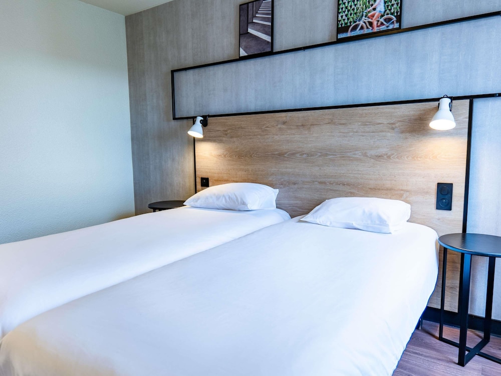 Habitación estándar (2 camas individuales y una cama infantil) del hotel Ibis Agen Centre. Foto 9