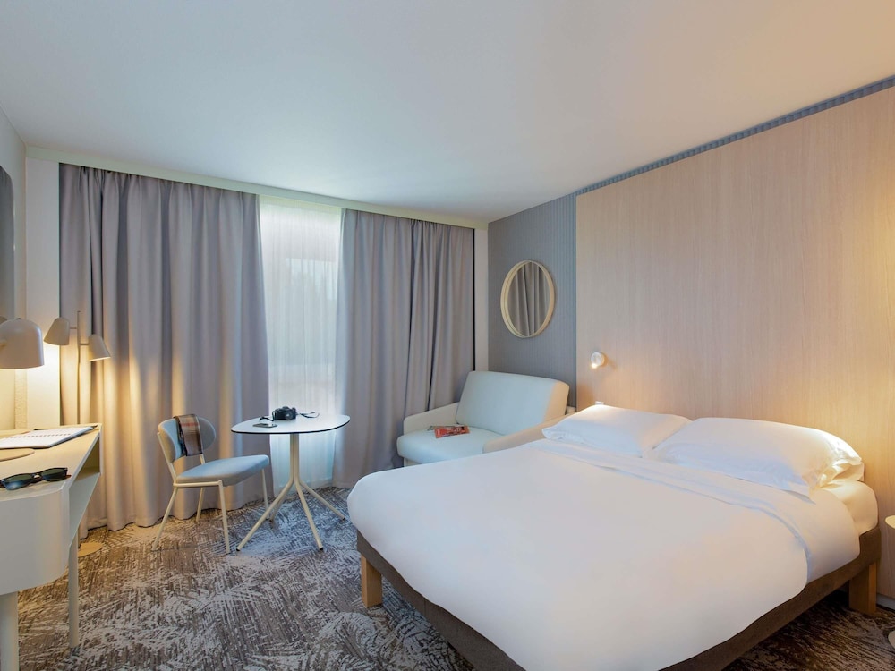Habitación triple Sofá Cama incluido 1 Cama doble del hotel Novotel Aix En Provence Pont De L'arc Fenouillères
