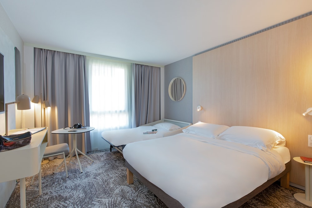 Habitación triple Sofá Cama incluido 1 Cama doble del hotel Novotel Aix En Provence Pont De L'arc Fenouillères. Foto 1