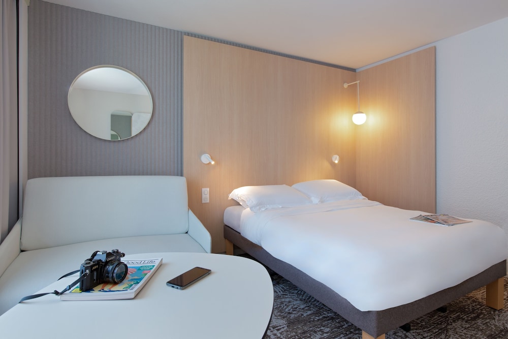 Habitación triple Sofá Cama incluido 1 Cama doble del hotel Novotel Aix En Provence Pont De L'arc Fenouillères. Foto 2