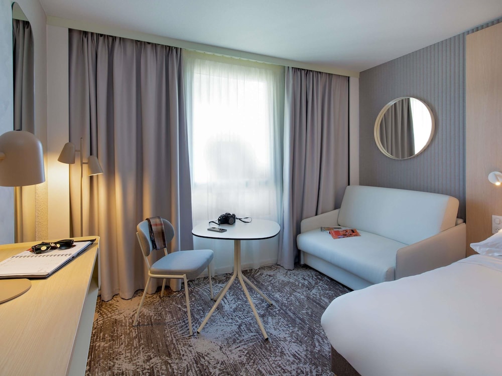 Habitación triple Sofá Cama incluido 1 Cama doble del hotel Novotel Aix En Provence Pont De L'arc Fenouillères. Foto 4