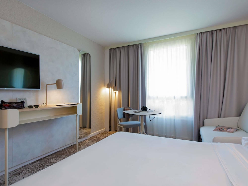 Habitación triple Sofá Cama incluido 1 Cama doble del hotel Novotel Aix En Provence Pont De L'arc Fenouillères. Foto 5