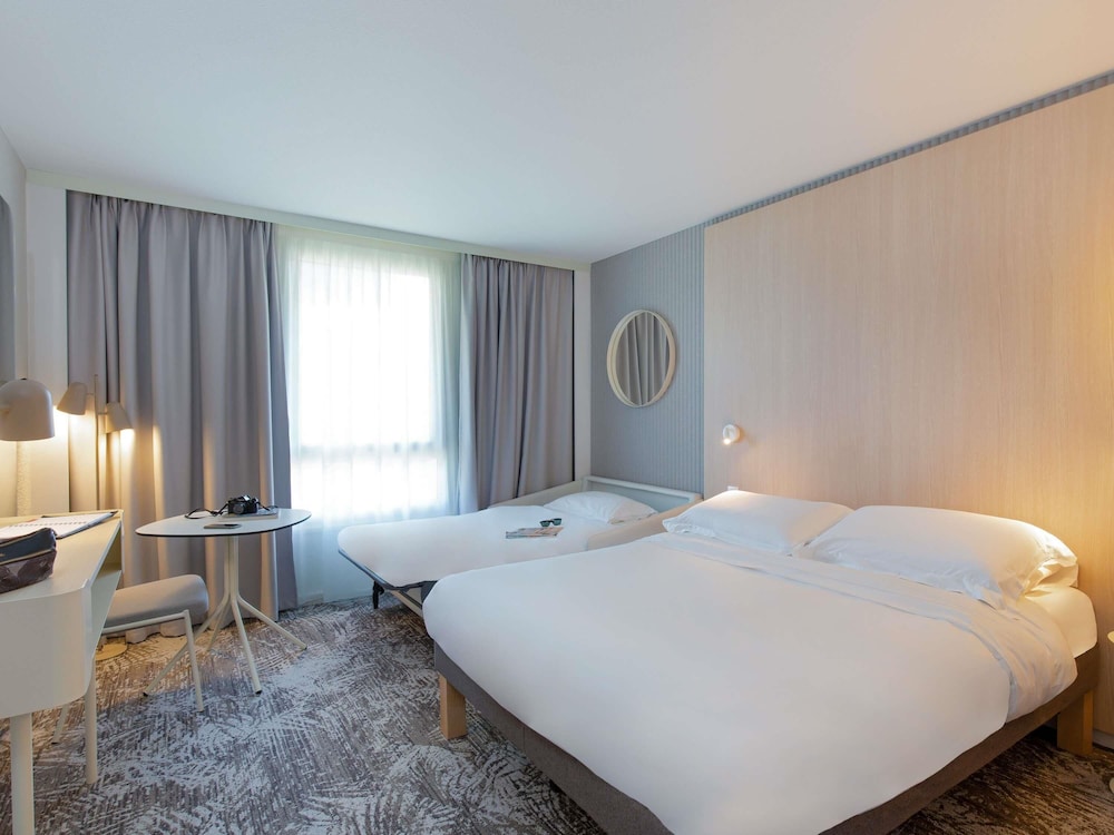 Habitación triple Sofá Cama incluido 1 Cama doble del hotel Novotel Aix En Provence Pont De L'arc Fenouillères. Foto 6