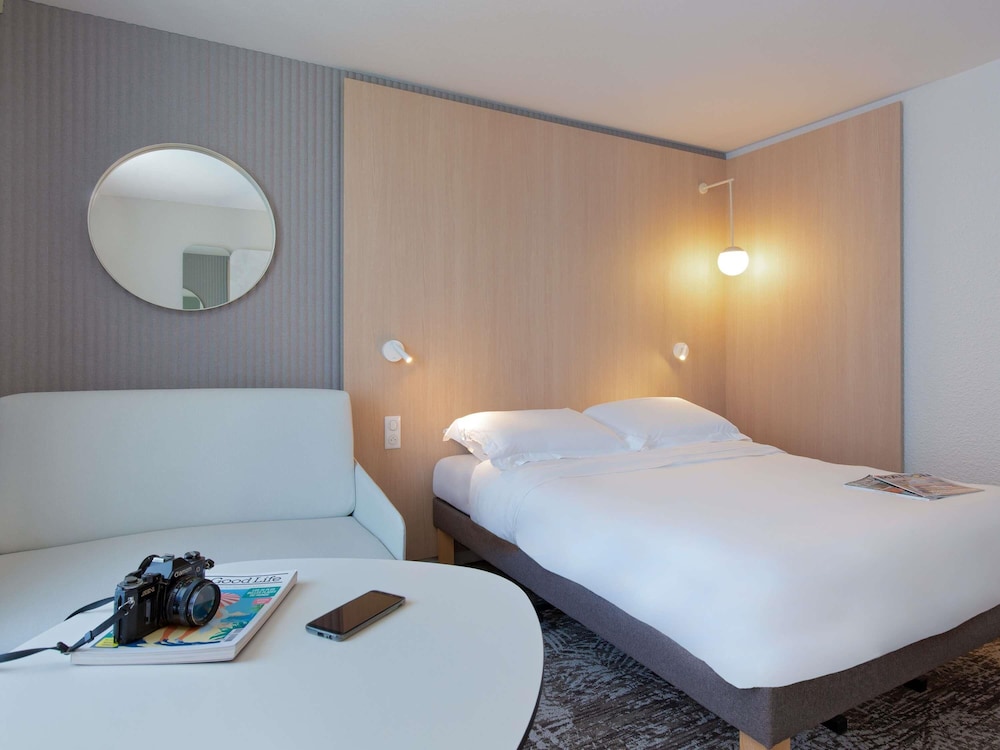 Habitación triple Sofá Cama incluido 1 Cama doble del hotel Novotel Aix En Provence Pont De L'arc Fenouillères. Foto 7