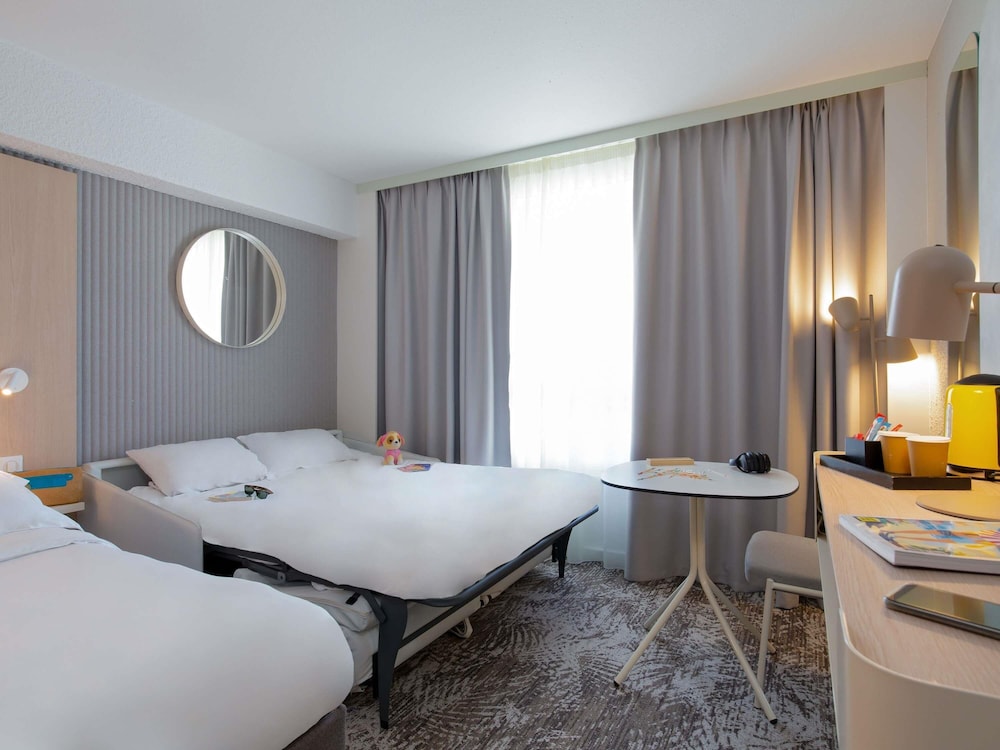 Habitación Classic con 1 cama doble y un sofá cama doble del hotel Novotel Aix En Provence Pont De L'arc Fenouillères